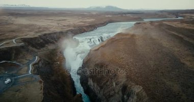 İzlanda'daki doğal manzara havadan görünümü. Yarık, şelale Gullfoss dağ nehir temizleyin. Bulunan Meşhur Mekanlar.