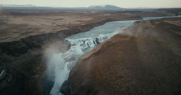 Vue aérienne du magnifique paysage du célèbre lieu touristique d'Islande. Cascade Gullfoss dans la crevasse . — Video