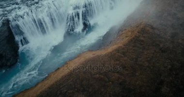 Şelale Gullfoss yarık içinde hava görünümünü. Vadi ve türbülanslı akış İzlanda üzerinde uçan helikopter.