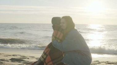 Aile vakit kumlu plajda güneşli bir günde. Anne sarılmak tutar üzerinde şirin küçük oğlu vardı. Mutlu zaman birlikte