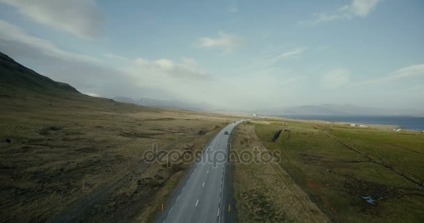 Havadan görünümü kırsal güzel manzara. Trafik yolu üzerinden denizin kıyısında uçan helikopter. — Stok video