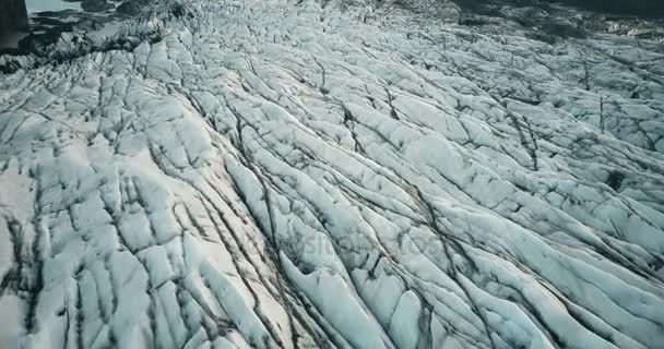 Luftaufnahme des Eisbergs in Island. Drohne fliegt mit Vulkanasche über den Streifen des Gletschers Vatnajokull. — Stockvideo