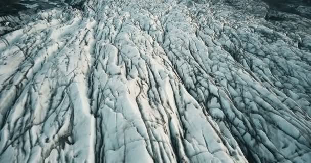 Close-up view of copter flies along the glacier Vatnajokull strip. Aerial view of the tops of the iceberg in Iceland. — Stock Video