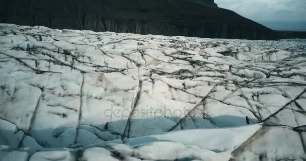 Close-up pandangan udara dari gletser Vatdelphokull dengan abu hitam. Drone terbang di atas gunung es besar di Islandia . — Stok Video