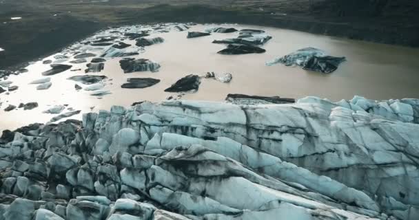 Vista aérea del glaciar Vatnajokull en Islandia. Copter volando sobre el derretimiento del iceberg en el valle de las montañas . — Vídeos de Stock