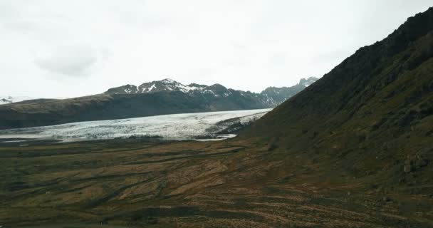 Vackra Flygfoto över Island natur. Copter flyger runt i berg och skjuta glaciären Vatnajökull smältning. — Stockvideo
