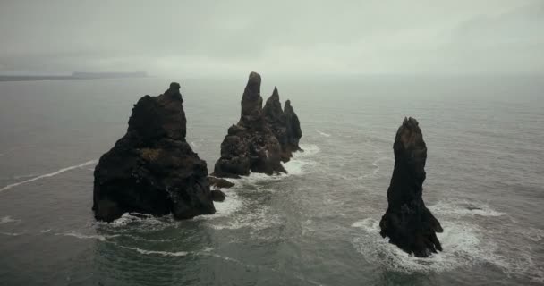 Vista aérea das montanhas dos dedos dos pés do troll no mar na Islândia. Rebanho de gaivotas a fazer ninhos nas falésias . — Vídeo de Stock