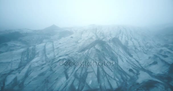 Luftaufnahme des weißen Gletschers Myrdalsjokull mit schwarzer Asche in Island. Hubschrauber fliegt im Nebel über den Eisberg. — Stockvideo