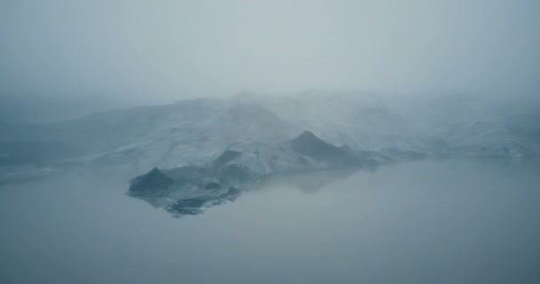 Вид с воздуха на ледник Myrdalsjokull в Исландии. Вертолет пролетает над тающим айсбергом в туманной долине озера . — стоковое видео