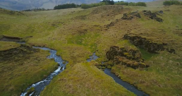 Flygfoto av lilla flod, ström blev ett kraftfullt vattenfall Gljufrabui i Island. Copter flyger över turbulent flöde — Stockvideo