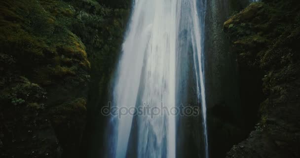 Vista aérea da bela cachoeira Gljufrabui na Islândia. Copter voando perto do fluxo turbulento de água . — Vídeo de Stock