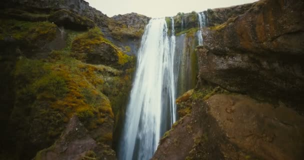 Vue aérienne de la cascade Gljufrabui en Islande entre les montagnes. Vue panoramique du flux turbulent de l'eau . — Video