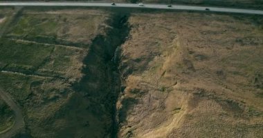 Kırsal alan ve trafik yolu üzerinden uçan helikopter. Arabalar, şehrin dışında yolda sürme otomobiller.