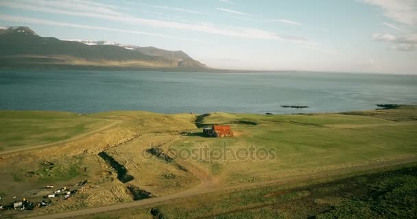 Vakkert landskap på Island. Utsyn over kysten av havet og huset som oppholder seg alene nær vannet . – stockvideo