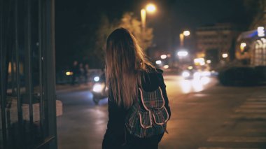 Arkadan görünüşü, Roma, İtalya, şehir merkezinde gece geç saatlerde yürüyen genç esmer kadın. Kız döner ve Colosseum görmek.