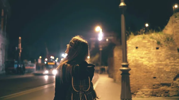 Donna attraente in piedi vicino al Colosseo di Roma, Italia e utilizzando smartphone. Ragazza che cammina e parla al telefono . — Foto Stock