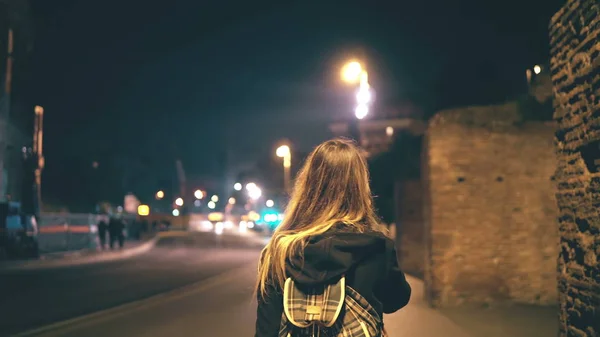 Mujer atractiva de pie cerca del Coliseo en Roma, Italia y usando un teléfono inteligente. Chica caminando y hablando por teléfono . — Foto de Stock