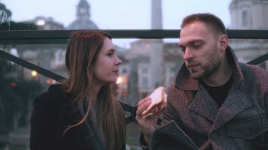 Genç çekici çift var bir ara a şehir merkezinde. Sandviç yeme akşamları açık havada, oturan kadın ve erkek.