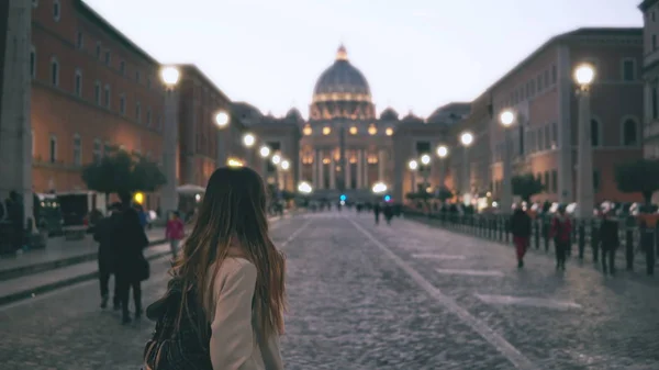 Giovane bella donna che cammina in Piazza di spagna a Roma, Italia. La ragazza va alla Cattedrale di San Pietro. Rallentatore . — Foto Stock