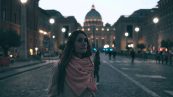 ピアッツァ ディ スパーニャ聖者ピーターのカテドラルの近くで歩いている若い観光客女性。少女の周りを見て、名所を探索. — ストック写真