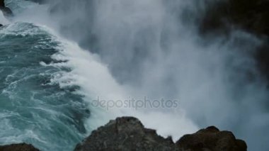 Yakın çekim görünümü güzel mavi su dağdan aşağı düşüyor. İzlanda'daki Gullfoss şelale doğal peyzaj.
