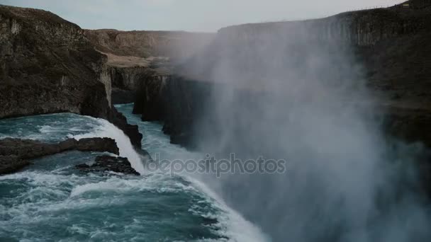 Wunderschöne Landschaft des Gullfoss-Wasserfalls in Island. Strömung des Wassers mit Schaum und Spritzern fällt von der Klippe herab — Stockvideo