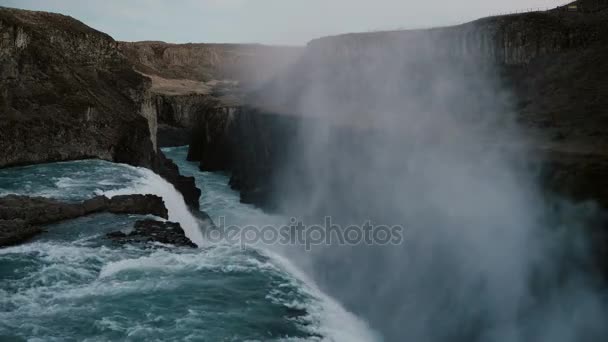 Hermoso paisaje de la cascada Gullfoss en iceland. Flujo de agua con espuma y salpicaduras cae desde el acantilado — Vídeos de Stock