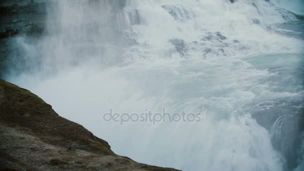 Vista panorámica del agua con salpicaduras y espuma. Hermoso paisaje de la cascada Gullfoss en Islandia . — Vídeos de Stock