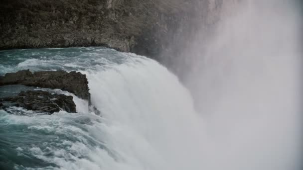 Schöne Aussicht auf den Gullfoss-Wasserfall in Island. turbulenter Wasserfluss mit Schaum, Spritzern und Nebel. — Stockvideo