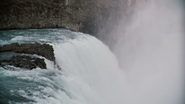 Gyönyörű kilátás a Gullfoss-vízesés, Izland. Turbulens áramlási köd, hab, fröccsenő víz. — Stock videók