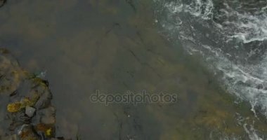 İzlanda'daki Gljufrabui şelale top havadan görünümü. Köpük Nehri'nin akış dağın tepesinden aşağı düşüyor.