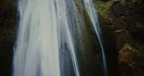 Vue aérienne de la belle cascade sauvage Gljufrabui en Islande. Eau tombant de la montagne, éclaboussures .