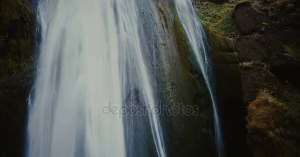 Flygfoto över det vackra vilda vattenfallet Gljufrabui i Island. Vatten som faller ner från berget, stänk. — Stockvideo