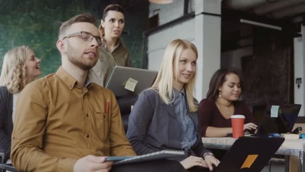 Joyeux groupe mixte de personnes au bureau du loft. Homme et femme avec ordinateur portable, tablette à la conférence d'affaires haut-parleur d'écoute — Video