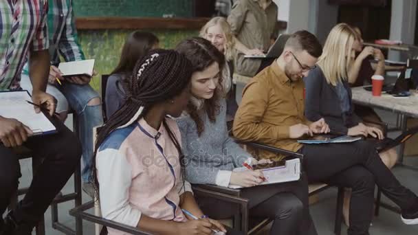 Obchodní seminář pro mladé Smíšené rasy týmu v podkroví kanceláři. Žena o informace z hlavní třídy. — Stock video