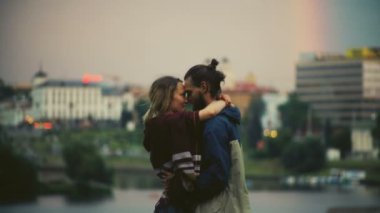 Günbatımı üzerinde romantik tarihi şehir merkezinde genç mutlu çiftin. Hippi erkek ve sarılma, akşamları eğlenmek kadın.