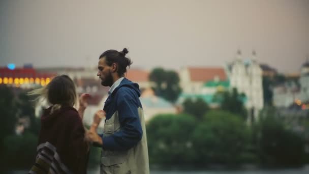 Jeune couple heureux marchant au centre-ville au coucher du soleil. Élégant homme et femme étreignant, embrassant, s'amusant ensemble . — Video