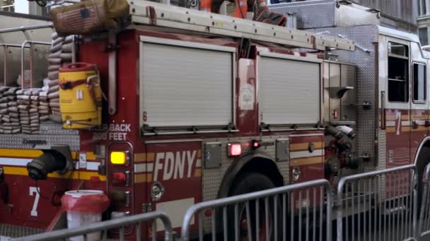Close-Up Nézd a tűzoltó jármű az úton. Baleset a város. Megy a kandalló sürgősségi szolgálat. — Stock videók
