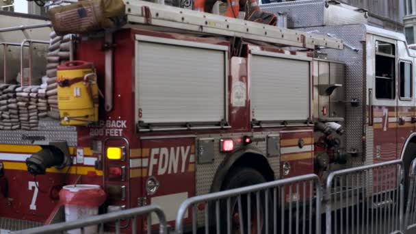 Bliska pożaru pojazdu na drodze. Wypadek w miasto. Służb ratowniczych do miejsca pożaru. — Wideo stockowe