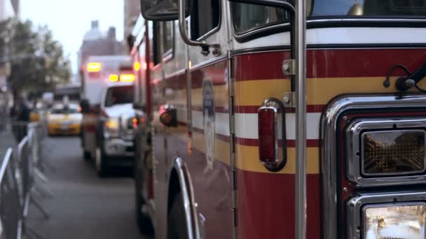 Vue rapprochée des voitures de service d'urgence debout sur la route. Accident dans la ville. Véhicule incendie en cours de travail . — Video