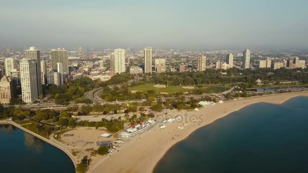 Пташиного польоту пляж на березі озера Мічиган. Drone летить над Чикаго, Америка на світанку. — стокове відео