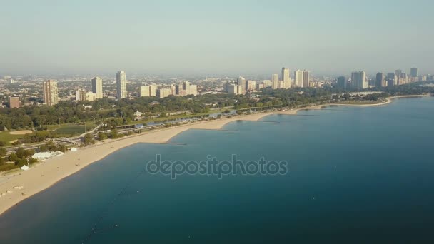 Aerial view of the Chicago, America on the dawn. Drone flying in parallel of the shore of the lake Michigan. — Stock Video