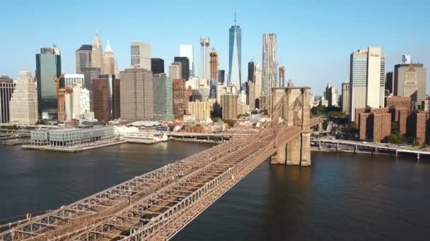 Letecký pohled na Brooklynský most na Manhattanu v New Yorku, Amerika přes East river v slunečný den.