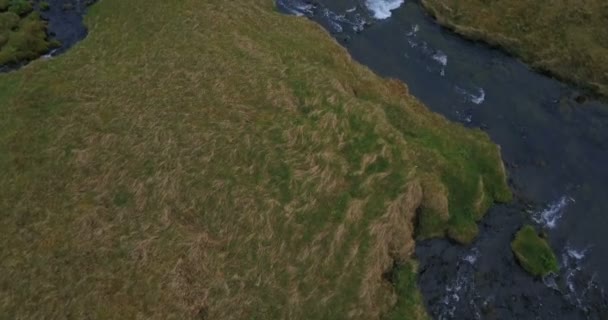 Lotu ptaka widok przepływu rzeki, w dolinie z góry i spadają z góry. Wodospad Gljufrabui w Islandii. — Wideo stockowe