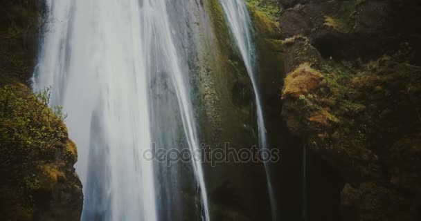 Beau paysage de la chute de l'eau de montagne. Vue panoramique de la cascade de Gljufrabui en Islande .