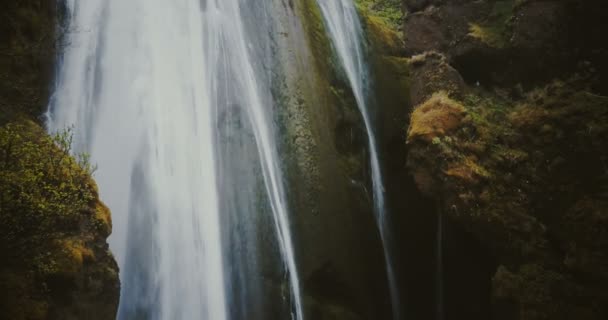 Vackert landskap av den fallande från berget vattnet. Vacker utsikt över vattenfallet Gljufrabui i Island. — Stockvideo