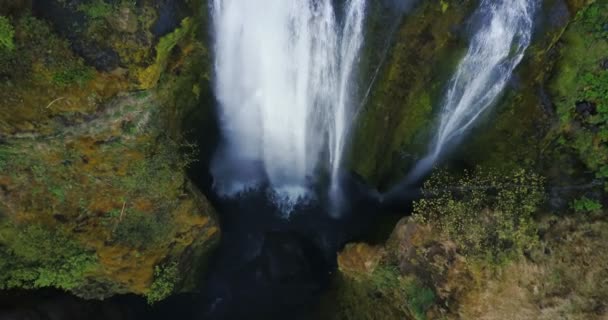 Bovenaanzicht van de mooie waterval Gljufrabui in IJsland. Copter omhoog, watervallen naar beneden vanaf de top van de berg te bewegen. — Stockvideo