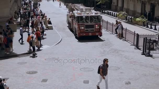 NOVA IORQUE, EUA, 18.08.2017 Ocupado no centro da cidade. Serviço de emergência, carro de bombeiros ou veículo que atravessa a rua . — Vídeo de Stock