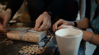 Onlar için kutlama Noel evde ve Noel tatili açma genç çift yakın çekim görünümünü sunar.