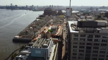 New York, Amerika Brooklyn bölgesinde hava görünümünü. Doğu kıyı nehirde binanın üzerinde uçan uçak.